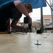 Camille mettant les T-nuts