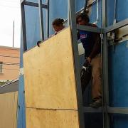 En train de fixer les panneaux 